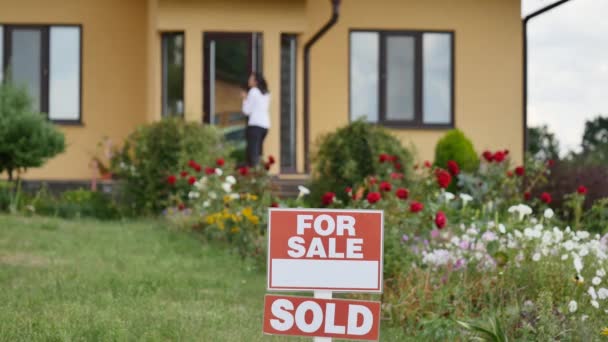 Mujer feliz en frente de su nueva casa — Vídeo de stock