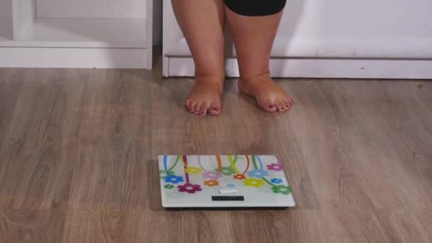 太った女性、体重計の上に立つと喜ぶを開始、クラスを示しています — ストック動画