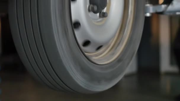 Vue rapprochée de la roue tournante - Garage service automobile — Video