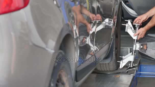 Calibración por ordenador de las ruedas del coche — Vídeo de stock