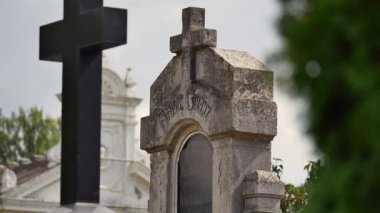 Retro mezarlık. Eski bir mezarlıkta mezar taşı