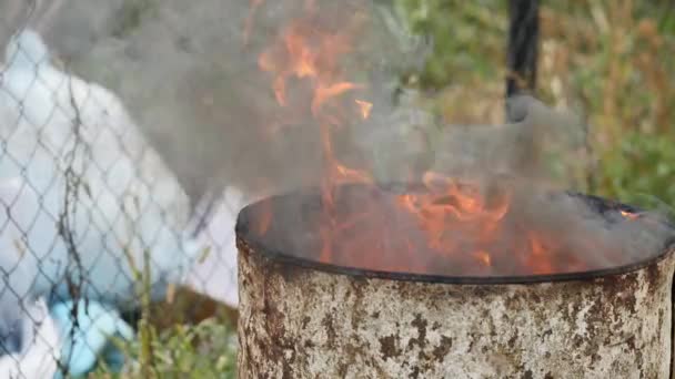 Πυρκαγιά σε βαρέλια πετρέλαιο τοποθετήστε σε δεξαμενή — Αρχείο Βίντεο