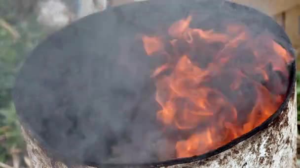 Brand in vaten olietank — Stockvideo