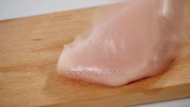 Filet de poulet dans une plaque de verre tourne sur un fond blanc — Video