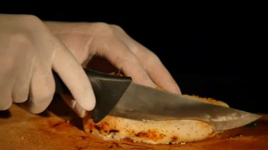 Şef elleri kesik tavuk fileto ahşap kesme tahtası üzerinde