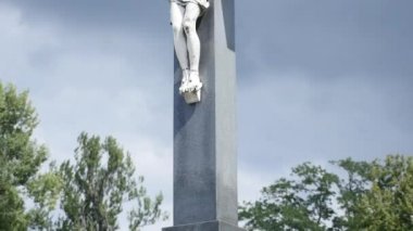 taş eski mezarlık çapraz. Karanlık Gotik mezarlık. Bulutlar üzerinde terk edilmiş bir mezarlık. Birinci Dünya Savaşı sırasında eski mezarlar. Kilisenin büyümüş mezarların arasında