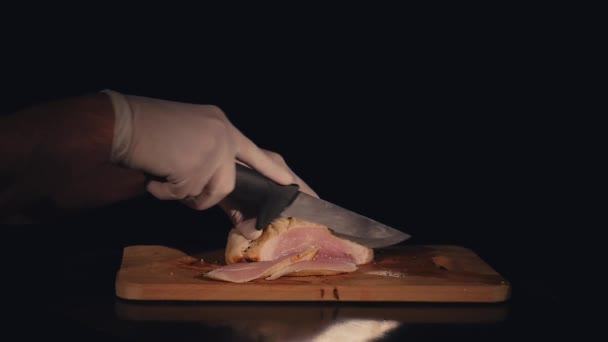 Chef mãos corta filé chiken na placa de corte de madeira — Vídeo de Stock