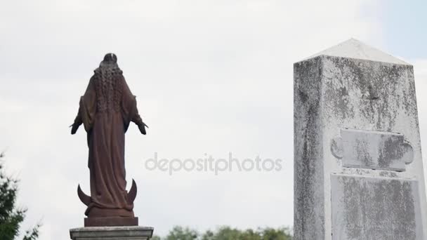 Estatua en un cementerio en el cielo — Vídeos de Stock