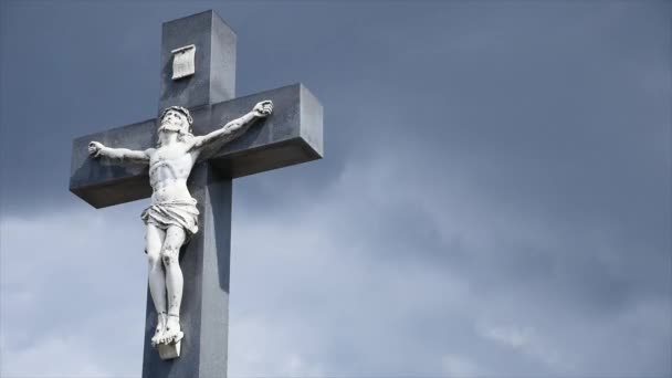 Cruz de piedra en el antiguo cementerio. Cementerio gótico oscuro. Nubes sobre un cementerio abandonado. Antiguas tumbas durante la primera guerra mundial. La Iglesia entre las tumbas cubiertas — Vídeos de Stock