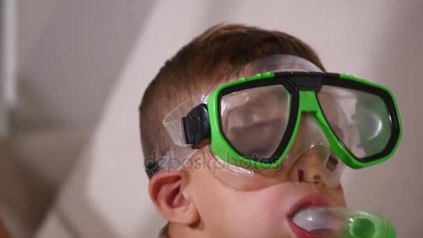Мальчик имитирует плавание в маске — стоковое видео