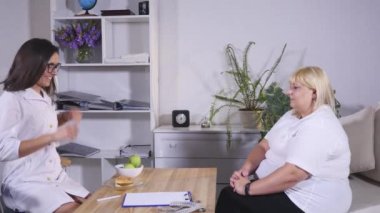 Şişman kadın elma ve burger arasında seçim yapma. Diyet ve sağlıklı