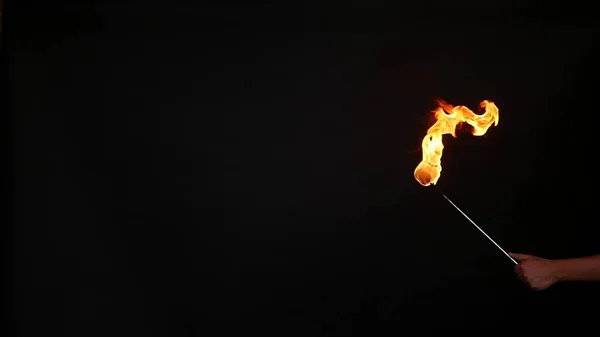 Tűz teljesítményt mutatnak. Egy ember egy zseblámpa, lassú mozgás választás benzin — Stock Fotó