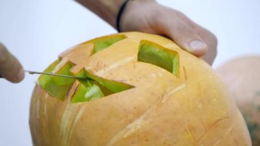 Jack o Cadılar Bayramı'nda fener kabak oyma