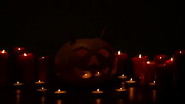 Oyma Halloween balkabağı ışıklar içinde alev yanan mumlar ile siyah bir arka plan ile yakın çekim