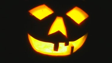 Cadılar Bayramı Balkabağı yanan bir mum ile korkunç yüzü