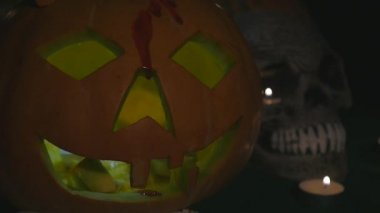 Jack olatern ve kafatası. Bu yüksek tanım ayak mükemmel uygun olacaktır herhangi bir Cadılar Bayramı belgesel, film, ticari, sunum, film vs. Dont unutmak-e doğru almak a bakmak benim diğer Cadılar Bayramı