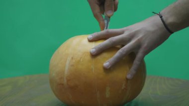 tatlı bir adam bir jack o fener carve hazırlanıyor