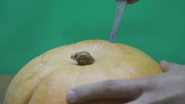 tatlı bir adam bir jack o fener carve hazırlanıyor