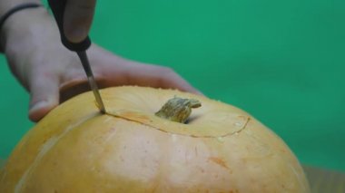 tatlı bir adam bir jack o fener carve hazırlanıyor