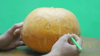 Jack-o-lantern yüzü onun Cadılar bayramında çizim bir çocuk Pan kabak