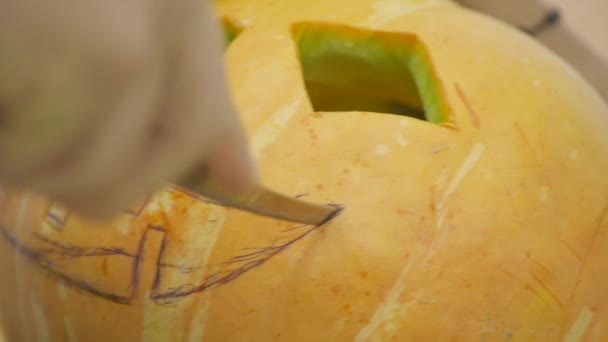 Вырезание тыквы с фонариком на Хэллоуин — стоковое видео