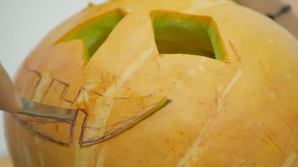 Esculpindo jack o abóbora lanterna para o Halloween — Vídeo de Stock