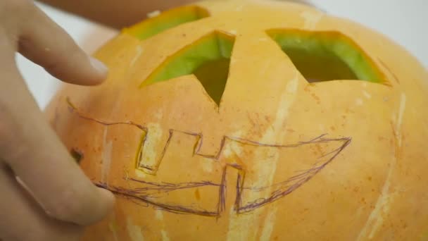 Вырезание тыквы с фонариком на Хэллоуин — стоковое видео