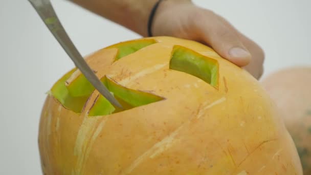 Carving jack o linterna calabaza para Halloween — Vídeos de Stock