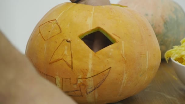 Σκάλισμα jack o φανάρι κολοκύθα για το Halloween — Αρχείο Βίντεο