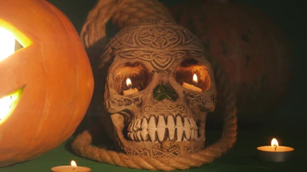 Jack olatern und skull.this High Definition Footage würde perfekt in jede Halloween-Dokumentation, Film, Werbung, Präsentation, Film usw. passen. Vergiss nicht, einen Blick auf mein anderes Halloween zu werfen — Stockvideo