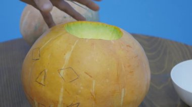 Bir adam kaşık toz Pepita bir kabak pasta yapmak veya bir Jack o Lantern.The kış kabak oymak için bir kabak dan sonbahar Halloween, Şükran günü, hasat partiler kabak Spice latte gibi ruhu temsil ediyor.