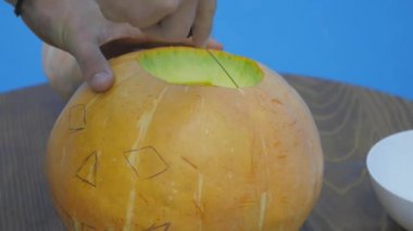 Bir adam kaşık toz Pepita bir kabak pasta yapmak veya bir Jack o Lantern.The kış kabak oymak için bir kabak dan sonbahar Halloween, Şükran günü, hasat partiler kabak Spice latte gibi ruhu temsil ediyor.