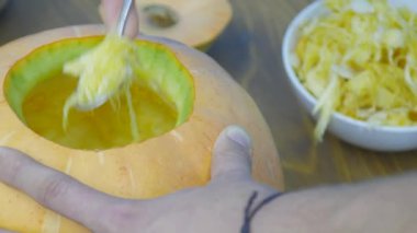 tatlı bir adam bir jack o fener carve hazırlanıyor