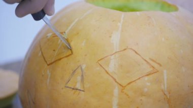 Bir adam kaşık toz Pepita bir kabak pasta yapmak veya bir Jack o Lantern.The kış kabak oymak için bir kabak dan sonbahar Halloween, Şükran günü, hasat partiler kabak Spice latte gibi ruhu temsil ediyor.