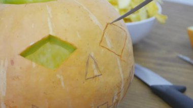 tatlı bir adam bir jack o fener carve hazırlanıyor