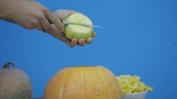 Close-up van man voorbereiding te snijden een jack o lantern — Stockvideo