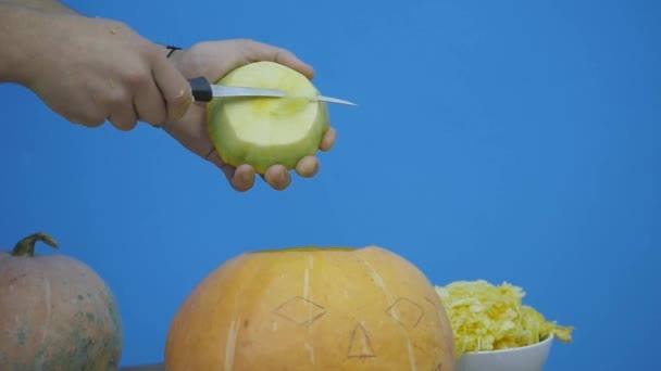 Close-up van man voorbereiding te snijden een jack o lantern — Stockvideo