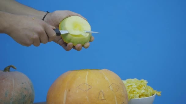 Close-up van man voorbereiding te snijden een jack o lantern — Stockvideo