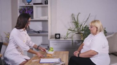 Şişman kadın elma ve burger arasında seçim yapma. Diyet ve sağlıklı