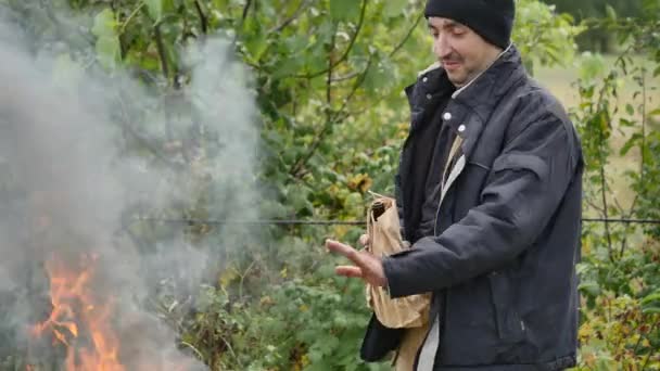 貧しい人々 の近く温暖化火災ゴミ バレルと飲み物ウォッカ — ストック動画