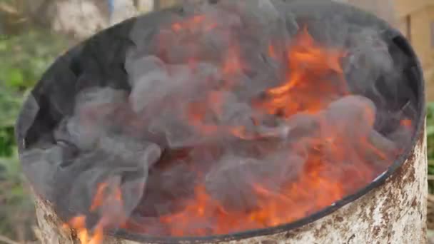 Ogień w beczkach zbiornik oleju — Wideo stockowe