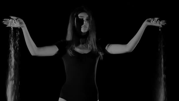 Silhouette in bianco e nero di donna giovane, sportiva e sexy in lingerie e dissipa la farina — Video Stock