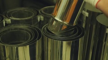 işçi taşıyan inşaat metal borular