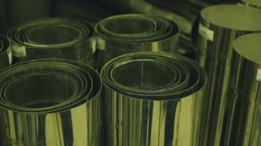 işçi taşıyan inşaat metal borular