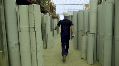 Alışveriş kavramı erkekler. İnşaat hipermarket esnaf erkekler için bir cennettir. Bir adam bir inşaat dükkanında çalışıyor