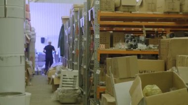 Alışveriş kavramı erkekler. İnşaat hipermarket esnaf erkekler için bir cennettir. Bir adam bir inşaat dükkanında çalışıyor