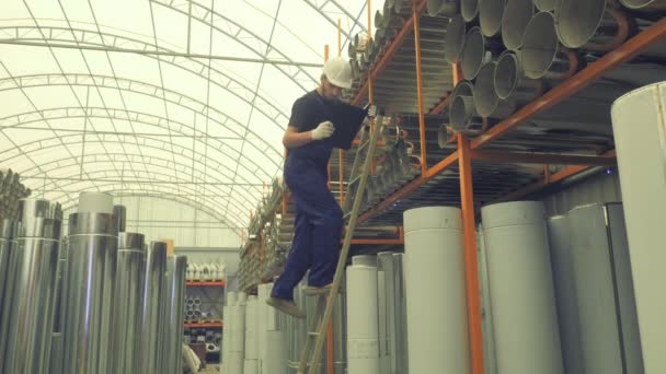 De verkoper in de winkel bouw inschrijven de goederen — Stockvideo