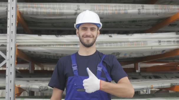 Verkoper bij de opbouw van apparatuur hulpmiddelen winkel op het werk — Stockvideo