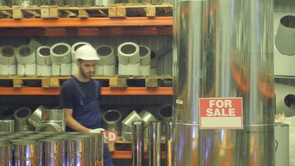 Tuberías metálicas en el almacén. tienda de construcción — Vídeos de Stock