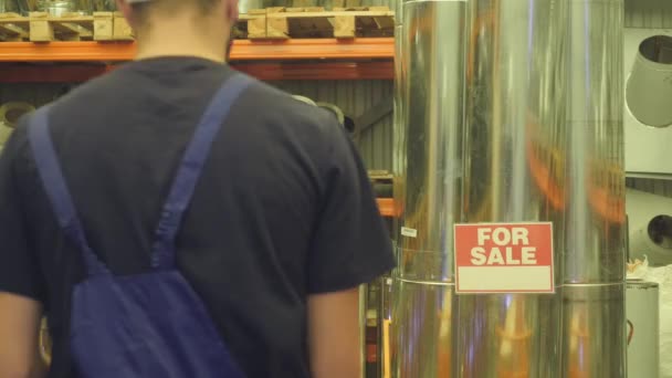 Kovových trubek na skladu. stavební obchod — Stock video